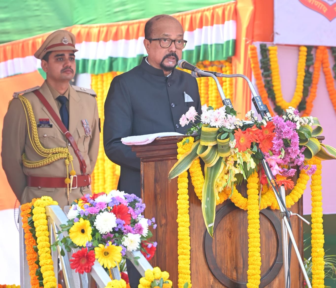 राज्यपाल डेका ने राष्ट्रीय ध्वज फहरा कर ली परेड की सलामी