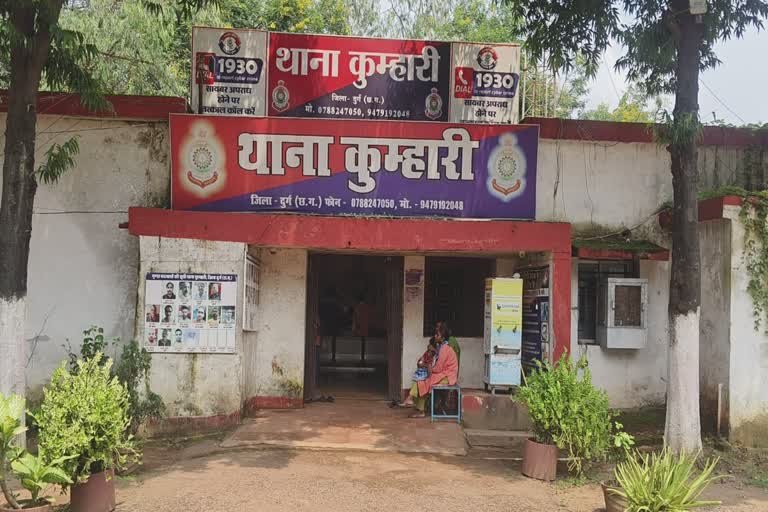 खारून ब्रिज पर सड़क हादसा : हाईवा की चपेट में आने से बाइक सवार की मौत खारून ब्रिज पर सड़क हादसा : हाईवा की चपेट में आने से बाइक सवार की मौत