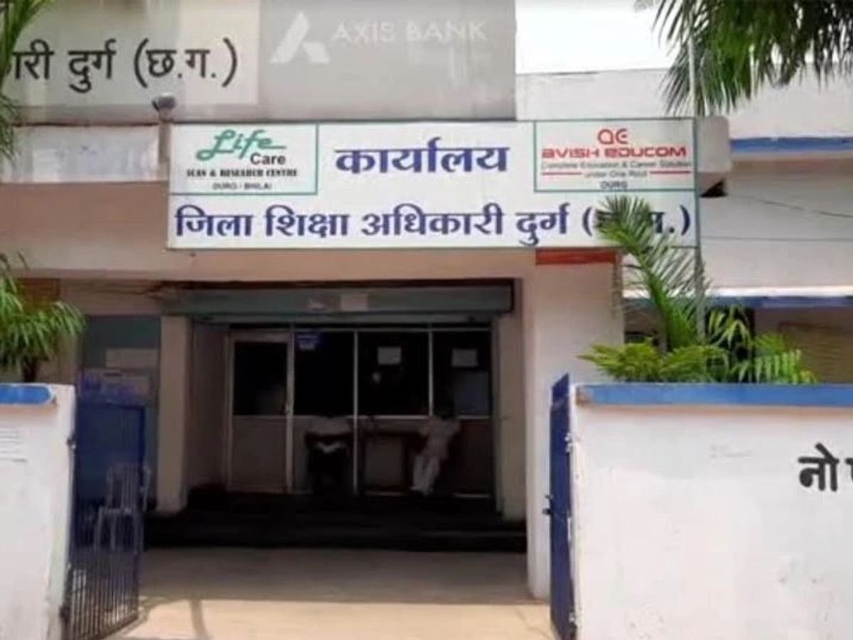 शिकायत प्रमाणित होने पर सहायक शिक्षक एलबी निलंबित शिकायत प्रमाणित होने पर सहायक शिक्षक एलबी निलंबित