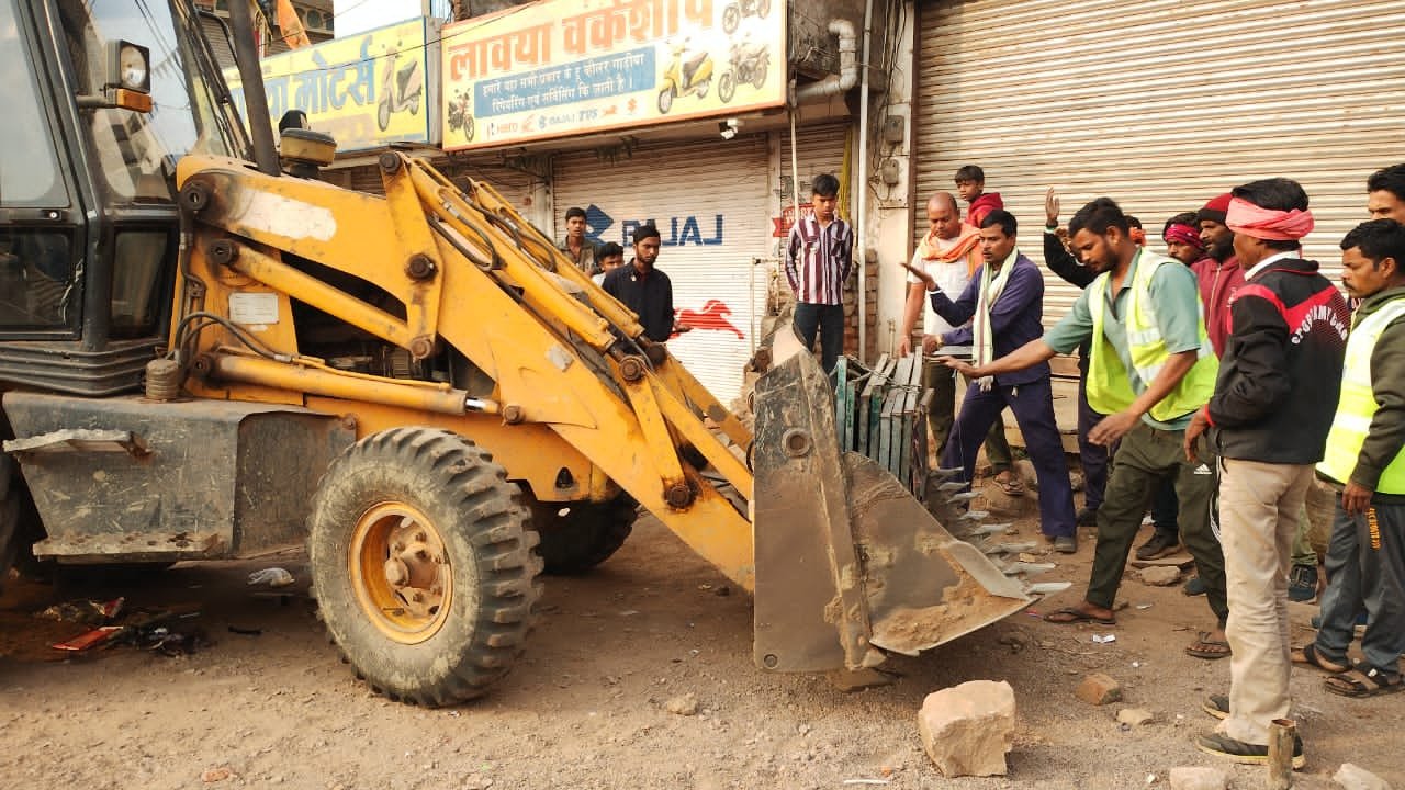 सुपेला में सड़क किनारे अतिक्रमण पर तीसरे सप्ताह भी चला बुलडोजर