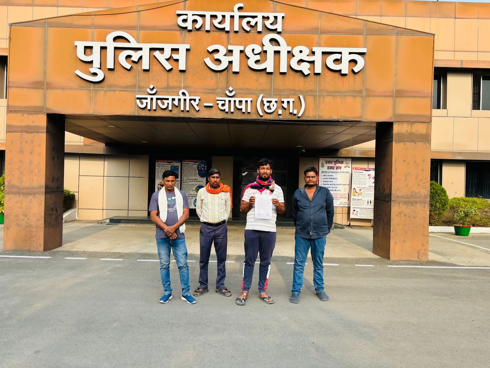 पत्रकारिता की आड़ में दबंगई, वसूली का आरोप, पंचायत प्रतिनिधियों ने SP को सौंपा ज्ञापन