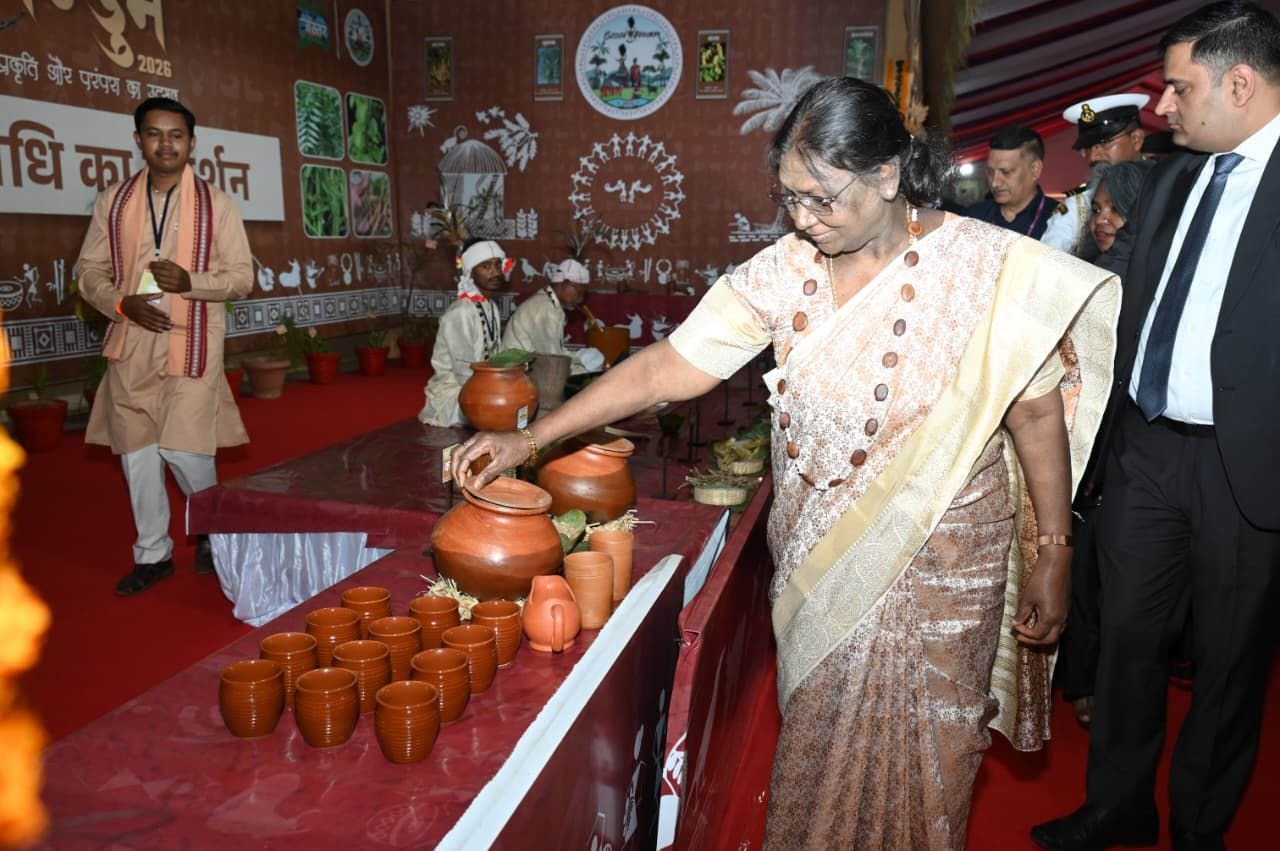 जनजातीय परंपराओं और संस्कृति पर आधारित भव्य प्रदर्शनी का राष्ट्रपति श्रीमती द्रौपदी मुर्मु ने किया अवलोकन