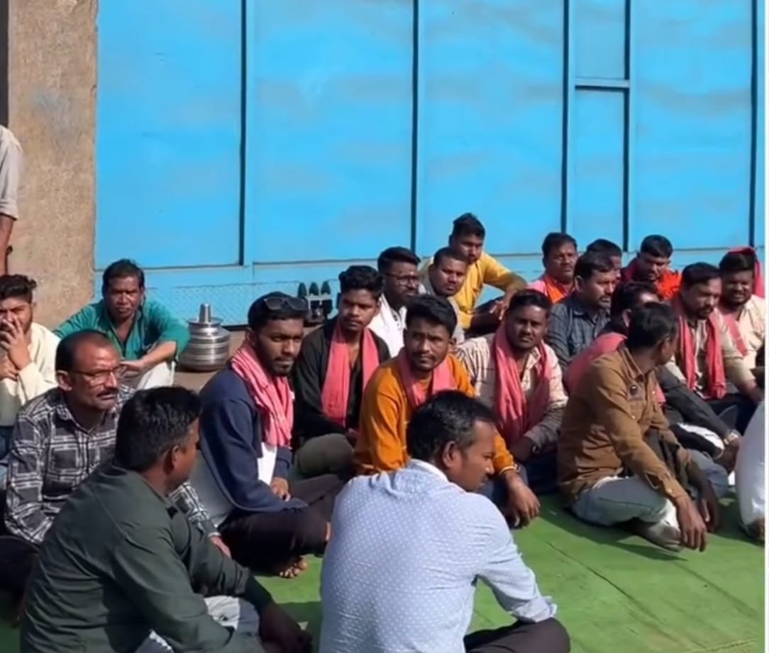 हथखोज औद्योगिक क्षेत्र में मजदूर की मौत, मुआवजे की मांग को लेकर कंपनी गेट पर धरना जारी हथखोज औद्योगिक क्षेत्र में मजदूर की मौत, मुआवजे की मांग को लेकर कंपनी गेट पर धरना जारी