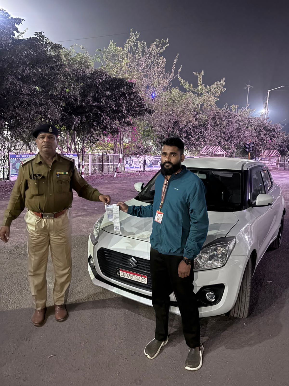 Durg में लाल बत्ती तोड़कर हूटर बजाता फर्जी पत्रकार पकड़ाया, निकला नशे में