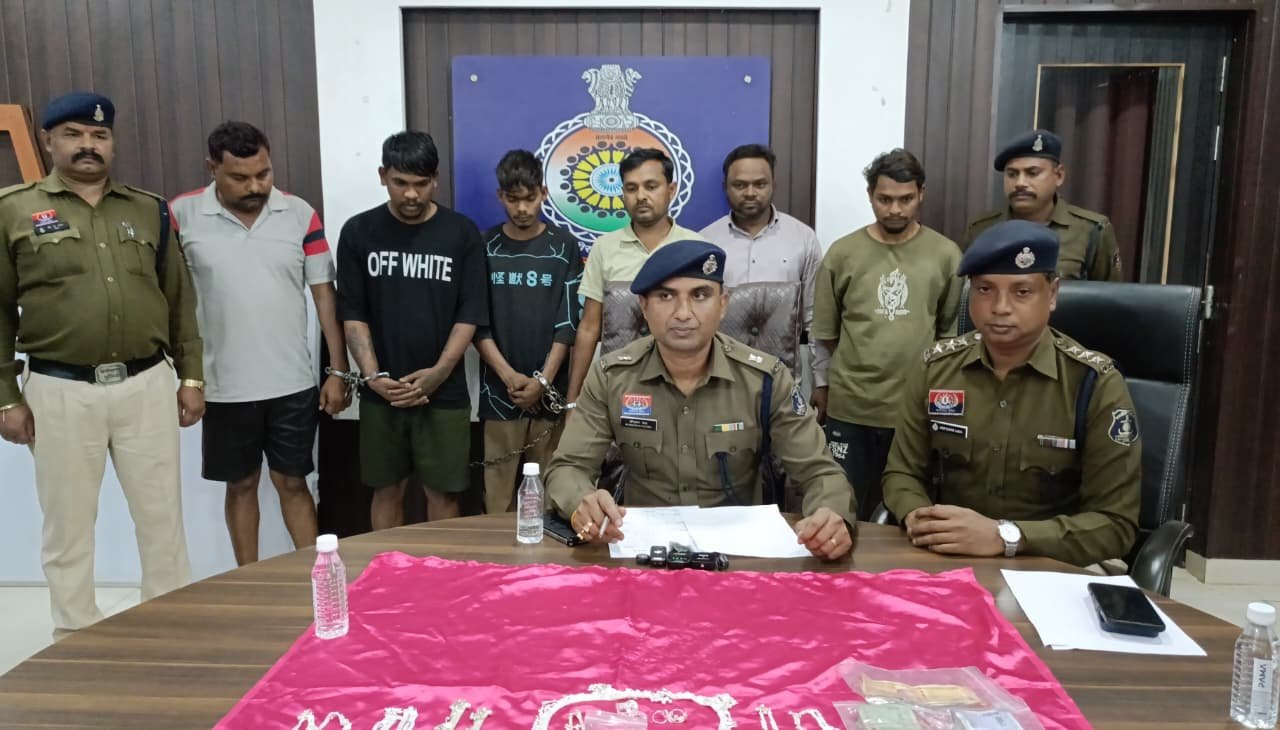 नाकाबंदी में पुलिस को बड़ी सफलता: 8 चोरी के मामलों का खुलासा, 6 गिरफ्तार नाकाबंदी में पुलिस को बड़ी सफलता: 8 चोरी के मामलों का खुलासा, 6 गिरफ्तार