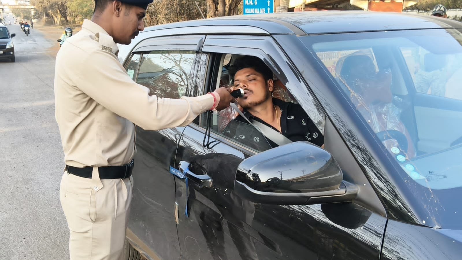 दुर्ग में हेलमेट–सीट बेल्ट जांच अभियान : 1112 चालान, एक सप्ताह में हुई कार्यवाही