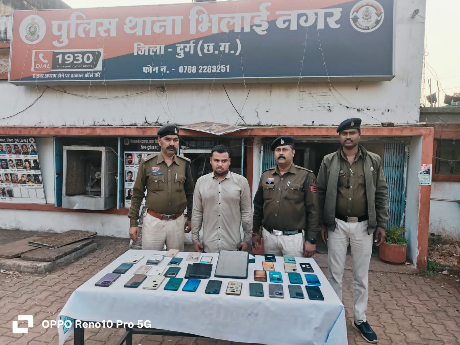 खेल मैदान और परीक्षा केंद्रों के बाहर वाहनों की डिग्गी से पर करता था मोबाइल फोन