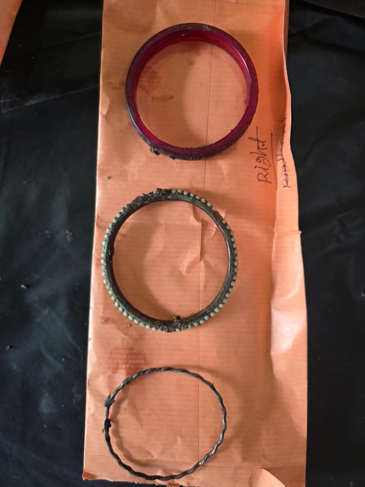 परसादा खार में अज्ञात महिला का शव मिला, हाथ में ‘विनोद शर्मा’ नाम का टैटू