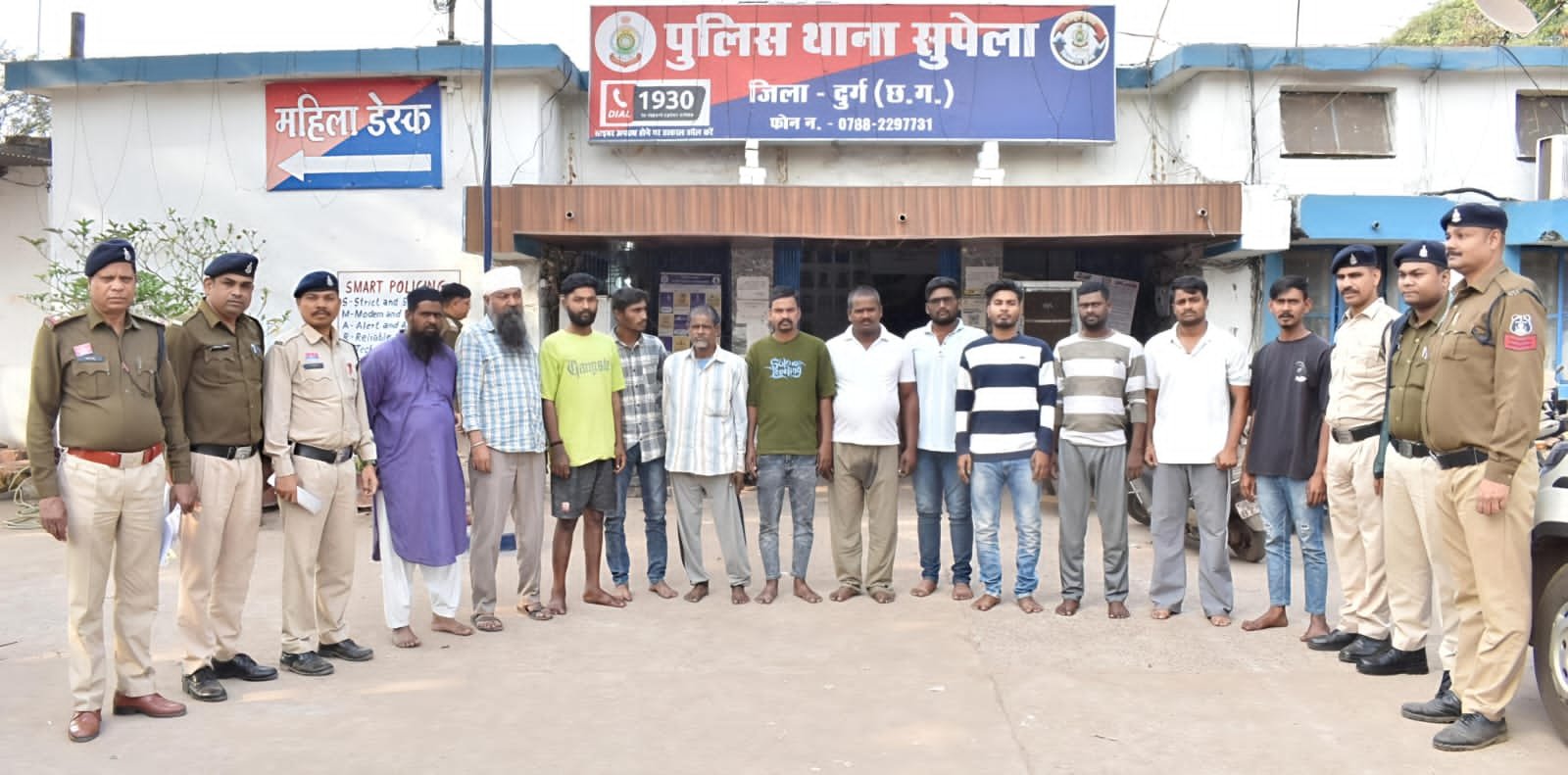 फरार वारंटियों पर दुर्ग पुलिस का बड़ा अभियान, 78 वारंट तामील, 16 निकले मृत फरार वारंटियों पर दुर्ग पुलिस का बड़ा अभियान, 78 वारंट तामील, 16 निकले मृत