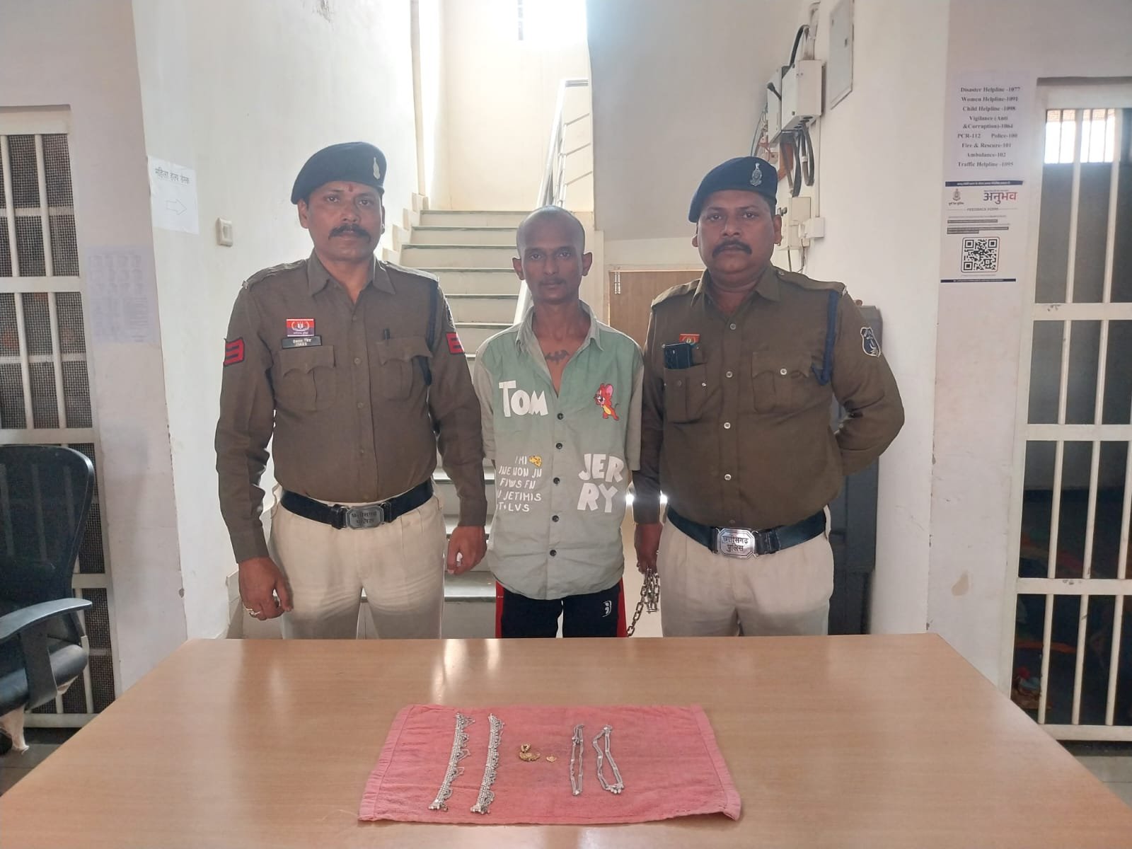 सूने मकान में चोरी करने वाला आरोपी गिरफ्तार, 85 हजार के जेवर बरामद