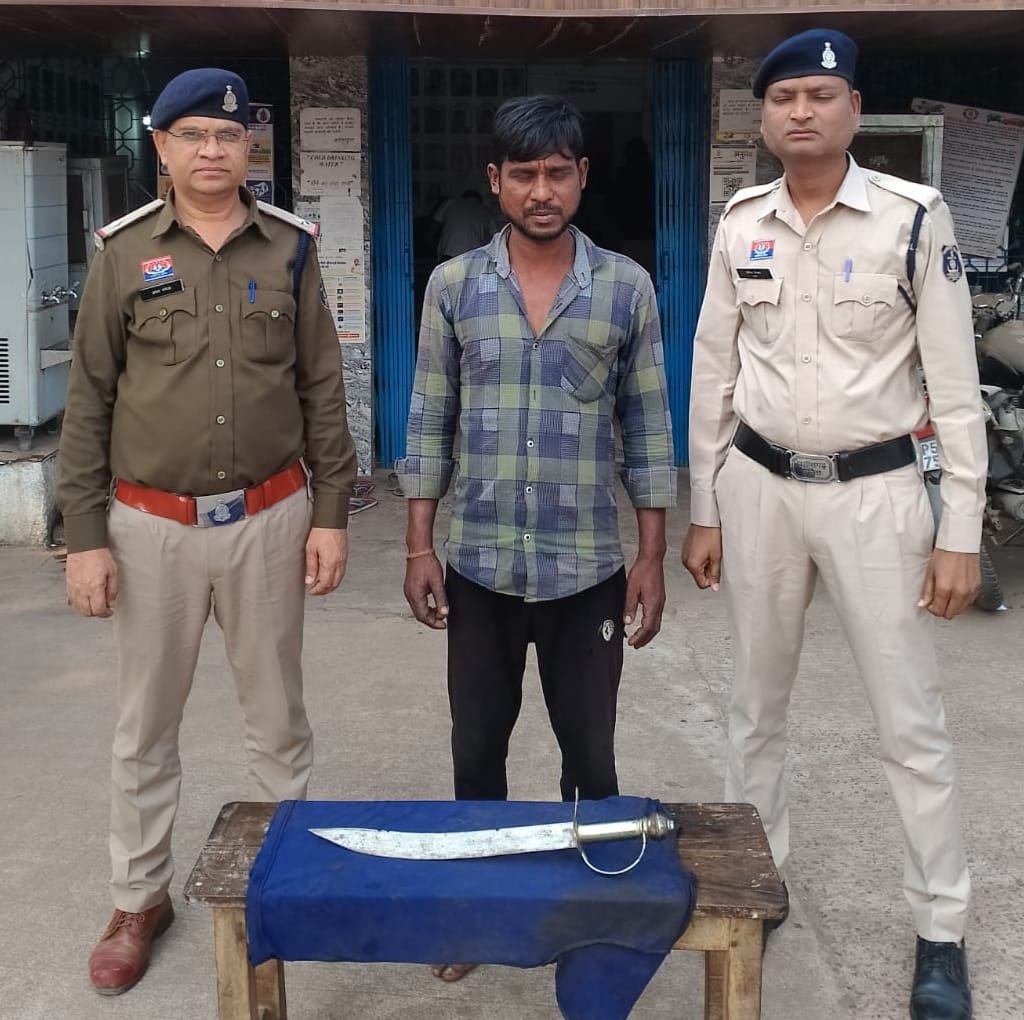 तलवार लहराकर भाई पर जानलेवा हमला, आरोपी गिरफ्तार; आर्म्स एक्ट में मामला दर्ज