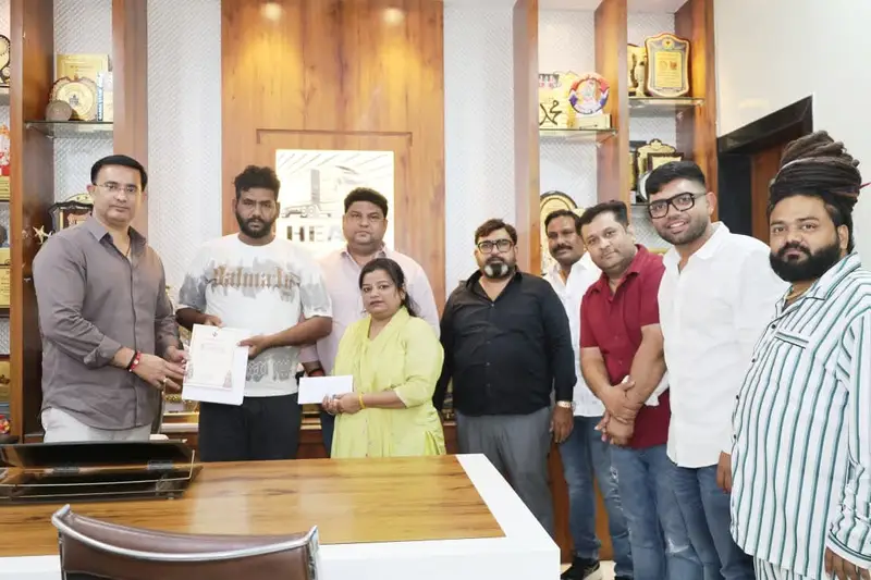 भिलाई ट्रक ट्रेलर ट्रांसपोर्टर्स एसोसिएशन ने विवाह हेतु दी ₹25 हजार की सहायता भिलाई ट्रक ट्रेलर ट्रांसपोर्टर्स एसोसिएशन ने विवाह हेतु दी ₹25 हजार की सहायता