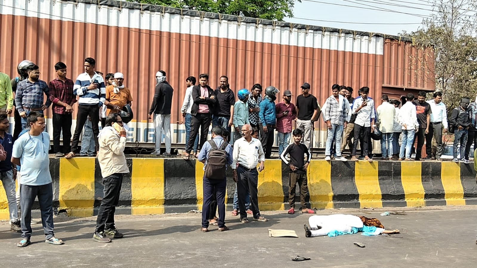 तेज रफ्तार वाहन ने बाइक सवार दंपति को मारी ठोकर मां-बेटी की मौत, पिता घायल