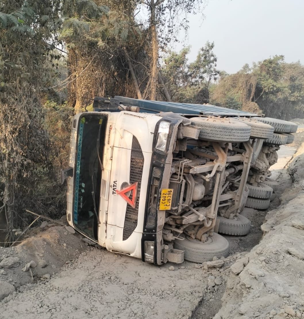 जीपी सीमेंट जाने वाले रोड पर हादसा : हाईवा पलटा, ड्राइवर को लगी चोट जीपी सीमेंट जाने वाले रोड पर हादसा : हाईवा पलटा, ड्राइवर को लगी चोट