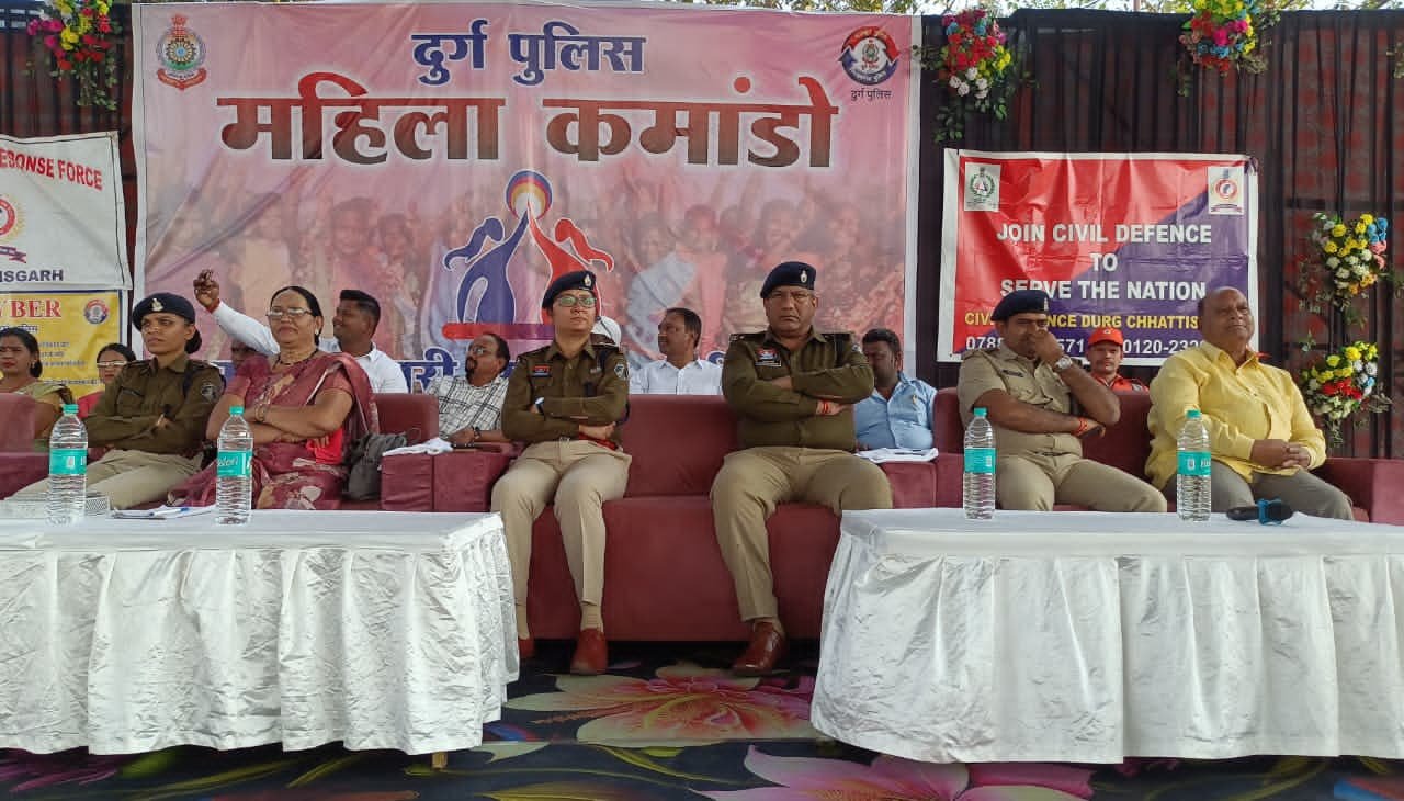 खुर्सीपार में 400 से अधिक महिला कमांडो को सिविल डिफेंस प्रशिक्षण खुर्सीपार में 400 से अधिक महिला कमांडो को सिविल डिफेंस प्रशिक्षण