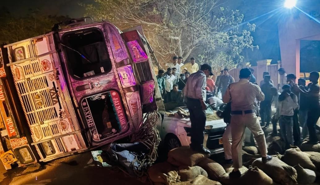 CG News : DPS स्कूल के पास धन से लगा ट्रक कार पर पलटा तीन की मौत