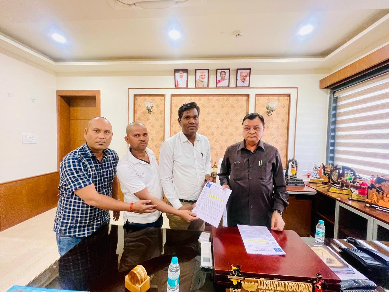 एक मई अंतर्राष्ट्रीय श्रमिक दिवस पर सवैतनिक अवकाश की मांग एक मई अंतर्राष्ट्रीय श्रमिक दिवस पर सवैतनिक अवकाश की मांग