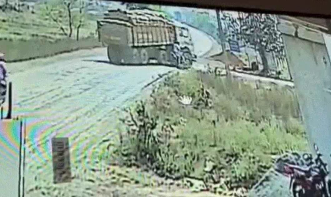 बलौदाबाजार में दर्दनाक सड़क हादसा : ट्रेलर की चपेट में आए दो कॉन्स्टेबल, दोनों की मौत बलौदाबाजार में दर्दनाक सड़क हादसा : ट्रेलर की चपेट में आए दो कॉन्स्टेबल, दोनों की मौत
