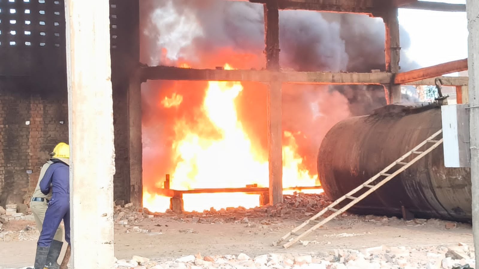 Bhilai के गणपति इंडस्ट्री में लगी आग पर समय रहते काबू, बड़ा हादसा टला Bhilai के गणपति इंडस्ट्री में लगी आग पर समय रहते काबू, बड़ा हादसा टला