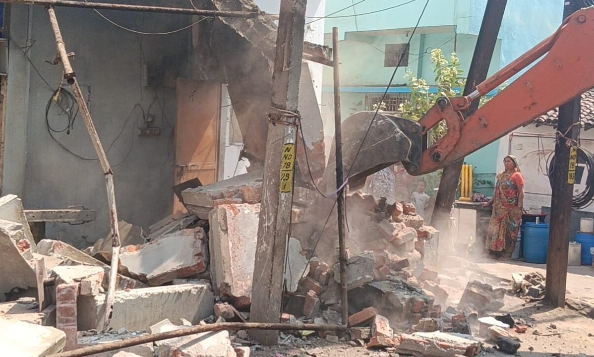 धार्मिक आयोजन में हत्या के मुख्य आरोपी पर सख्त कार्रवाई, अवैध कब्जे पर चला बुलडोजर धार्मिक आयोजन में हत्या के मुख्य आरोपी पर सख्त कार्रवाई, अवैध कब्जे पर चला बुलडोजर