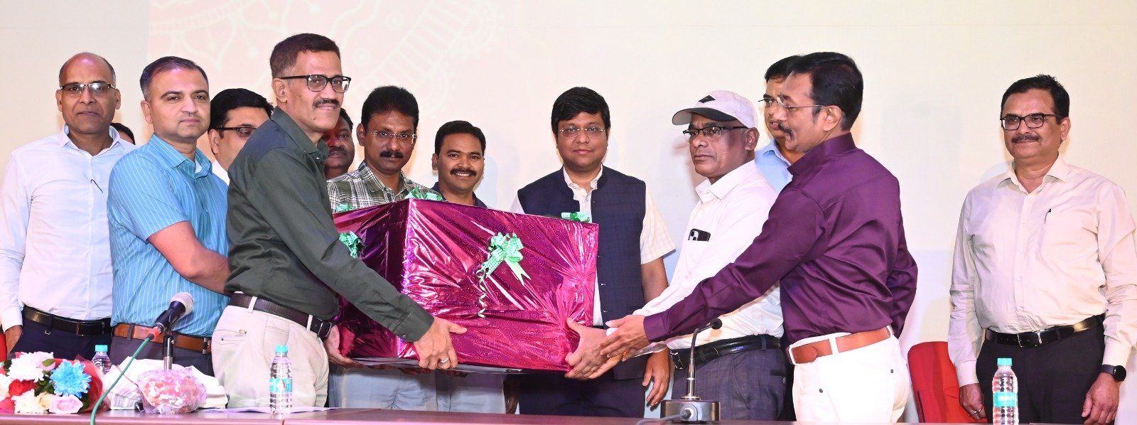 जनसंपर्क विभाग के अपर संचालक जेएल दरियो को सेवानिवृत्ति पर दी गई गरिमामय विदाई