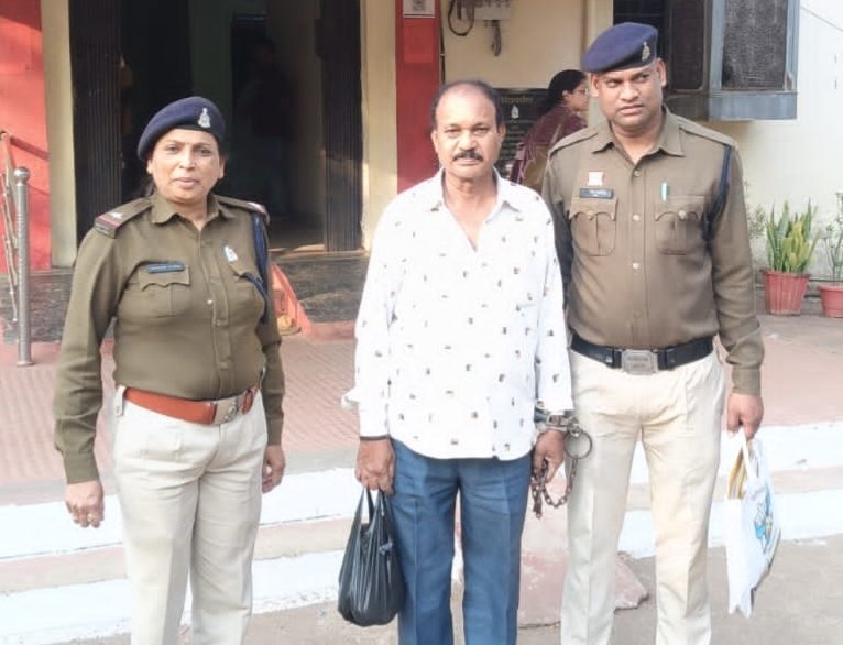 नाबालिग से गैंग रेप : रिटायर शासकीय अफसर पुलिस की गिरफ्त में नाबालिग से गैंग रेप : रिटायर शासकीय अफसर पुलिस की गिरफ्त में