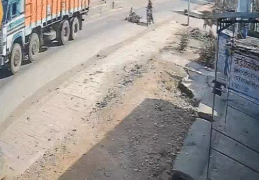भिलाई में दर्दनाक सड़क हादसा, गाय से टकराई बाइक, गिरे सड़क पर