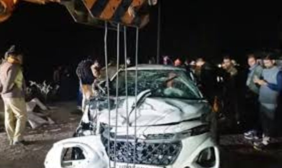 अनियंत्रित कार नहर में गिरी, तीन भाइयों समेत चार लोगों की मौत