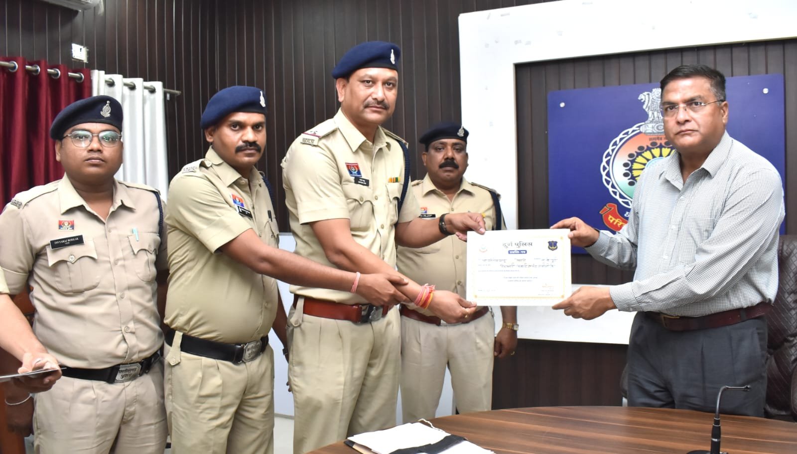 दुर्ग पुलिस का विशेष अभियान : होली पर उत्कृष्ट विवेचना व वारण्ट तामीली करने वाले 69 अधिकारी-कर्मचारी सम्मानित