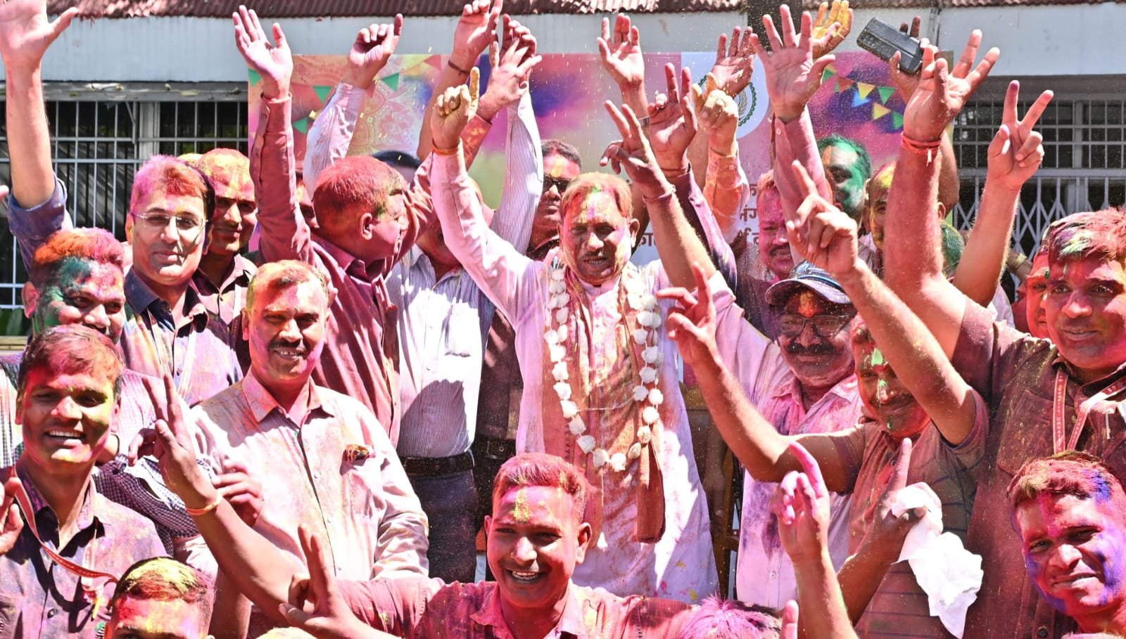 मुख्यमंत्री निवास में होली के रंगों की बौछार : मुख्यमंत्री विष्णु देव साय ने अधिकारियों-कर्मचारियों संग खेली होली मुख्यमंत्री निवास में होली के रंगों की बौछार : मुख्यमंत्री विष्णु देव साय ने अधिकारियों-कर्मचारियों संग खेली होली