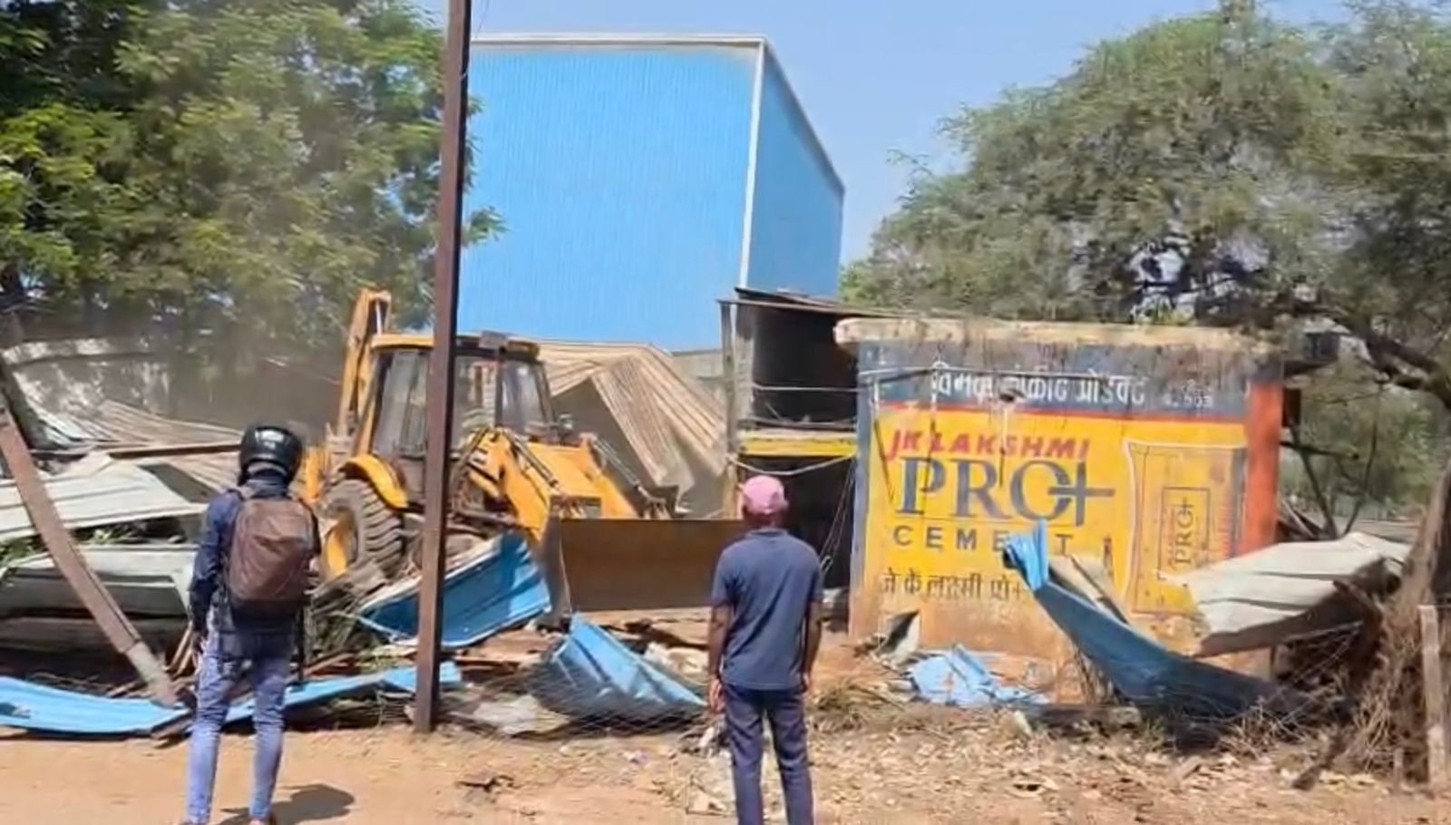 अफीम की फसल उगाने वाले भाजपा नेता के भाई के अतिक्रमण पर चला बुलडोजर