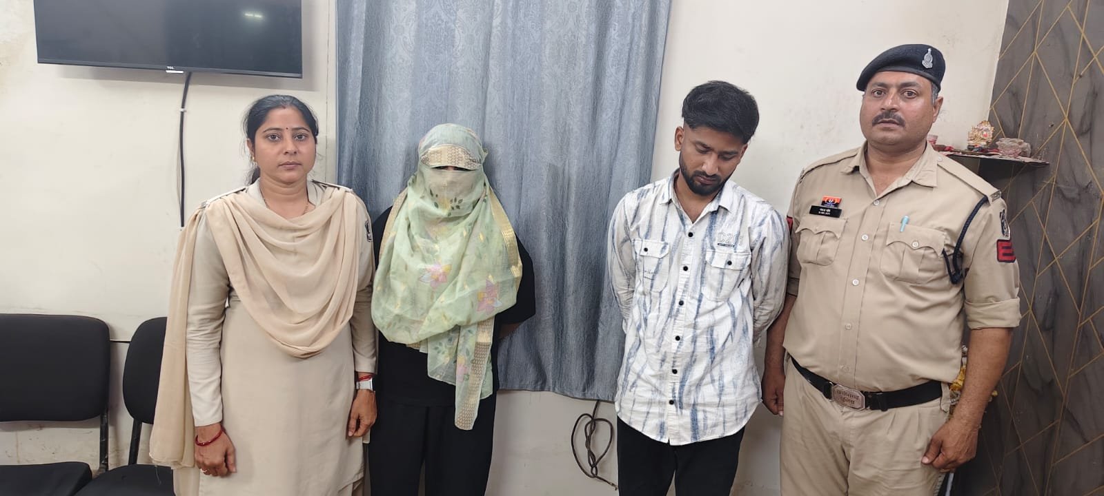नेहरू नगर भिलाई में देह व्यापार का भंडाफोड़, संचालिका और ग्राहक गिरफ्तार नेहरू नगर भिलाई में देह व्यापार का भंडाफोड़, संचालिका और ग्राहक गिरफ्तार