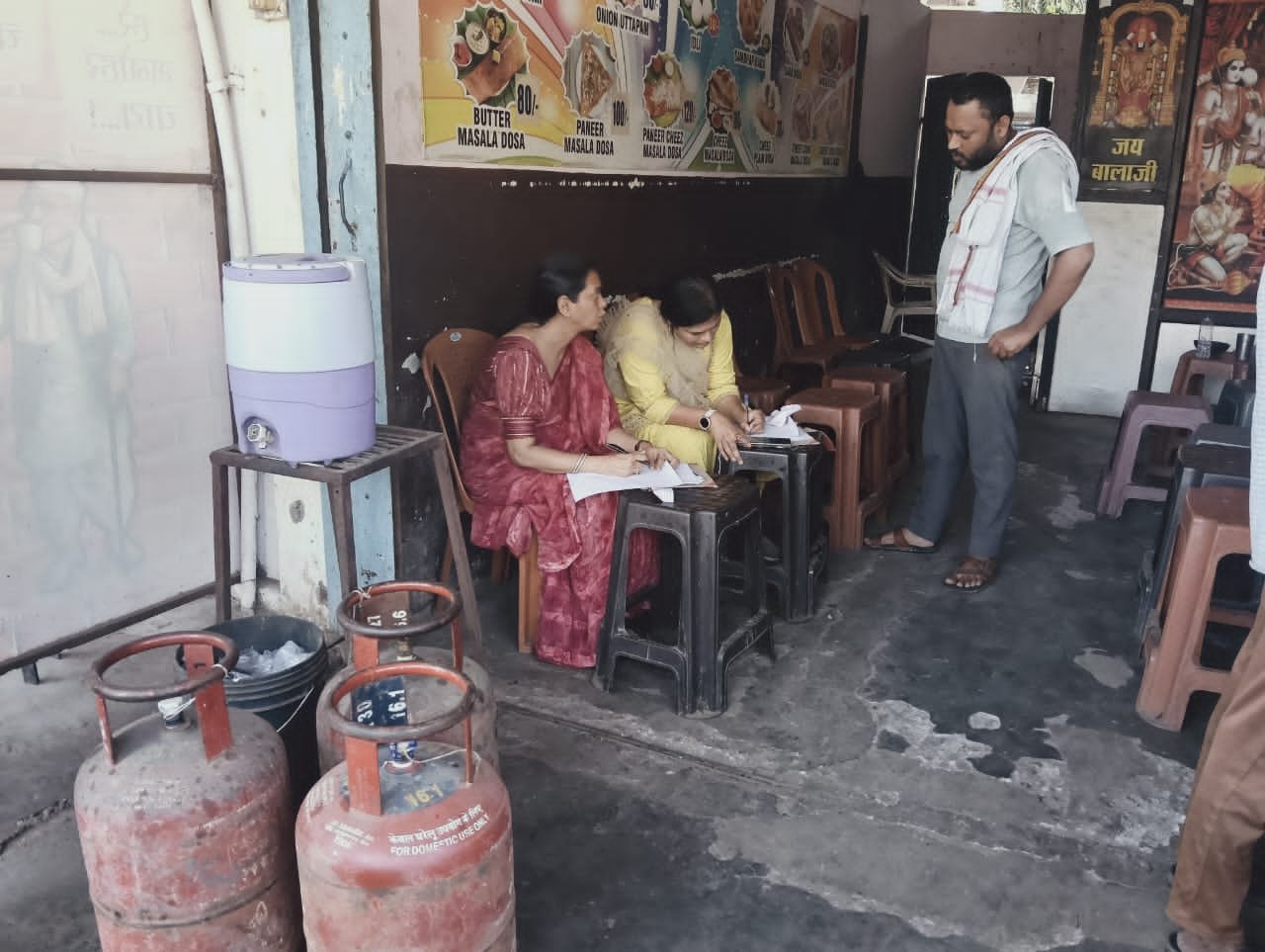 खाद्य विभाग द्वारा व्यावसायिक प्रतिष्ठानों की जांच, 09 घरेलू सिलेंडर जप्त