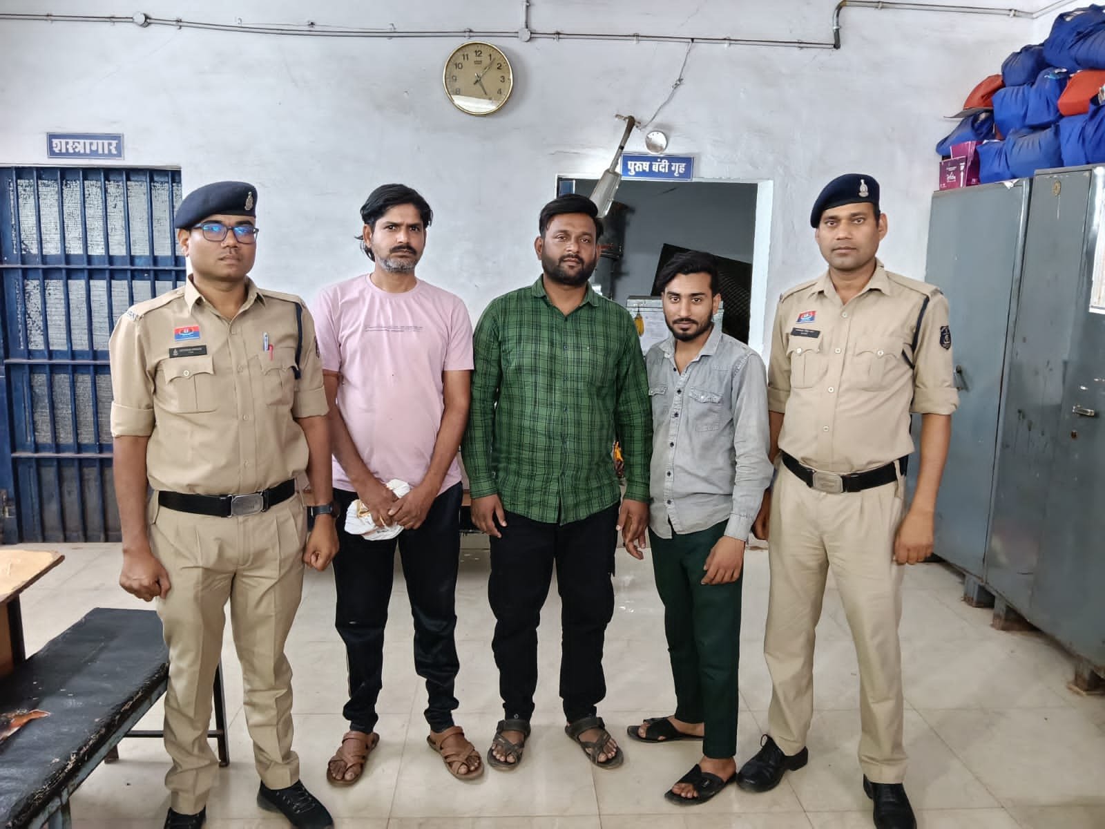 Durg में अवैध कबाड़ कारोबार पर पुलिस की रेड, 5 आरोपी अभिरक्षा में Durg में अवैध कबाड़ कारोबार पर पुलिस की रेड, 5 आरोपी अभिरक्षा में
