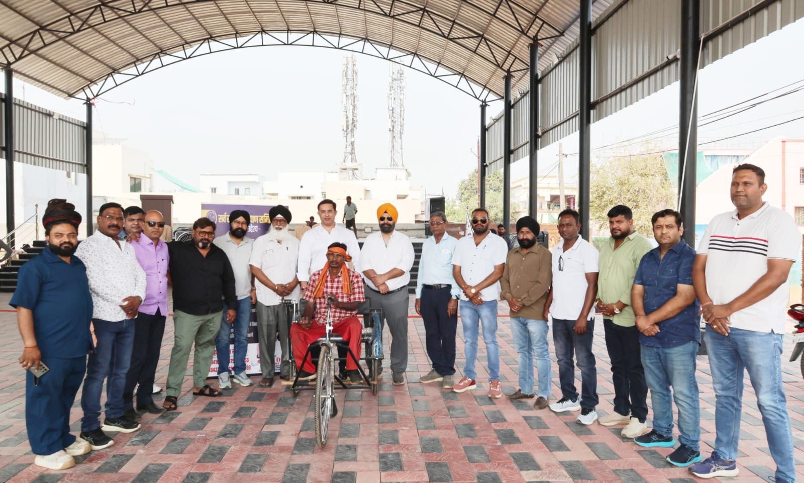 सर्व समाज कल्याण समिति की सराहनीय पहल, दिव्यांग को मिली ट्राईसाइकिल