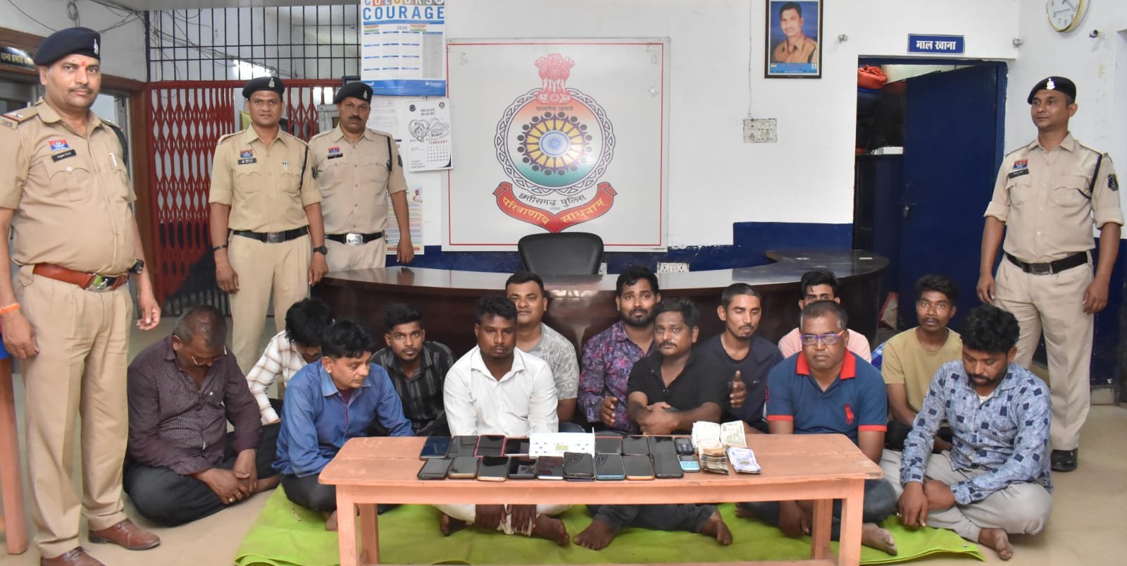 Durg के खेत में सज रहा था जुए का फड़, दुर्ग पुलिस की रेड में 13 जुआरी गिरफ्तार Durg के खेत में सज रहा था जुए का फड़, दुर्ग पुलिस की रेड में 13 जुआरी गिरफ्तार