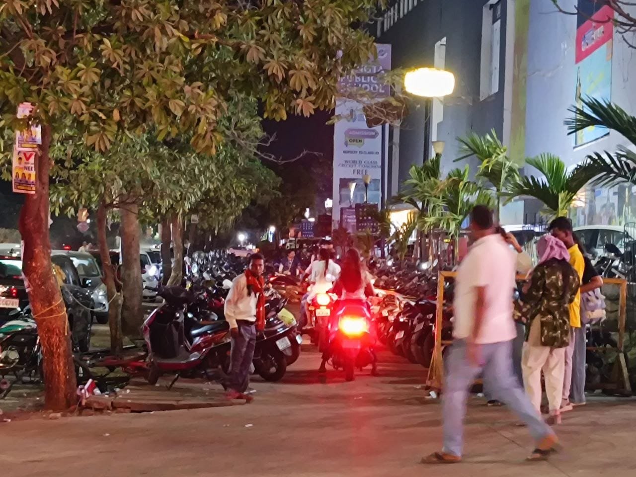 सूर्या मॉल के पास अवैध पार्किंग पर पुलिस सख्त, 19 वाहनों का चालान