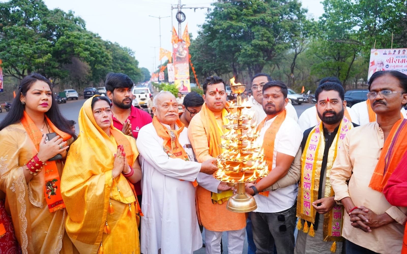 हिन्दू नववर्ष पर सेक्टर 09 चौक में लहराया विशाल भगवाध्वज