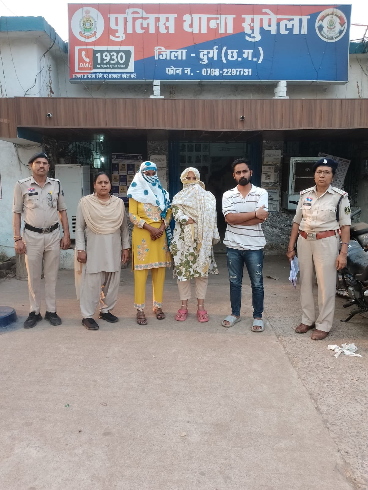 कर्ज के नाम पर धमकी देकर वसूली 2 महिलाओं सहित 3 आरोपी गिरफ्तार कर्ज के नाम पर धमकी देकर वसूली 2 महिलाओं सहित 3 आरोपी गिरफ्तार