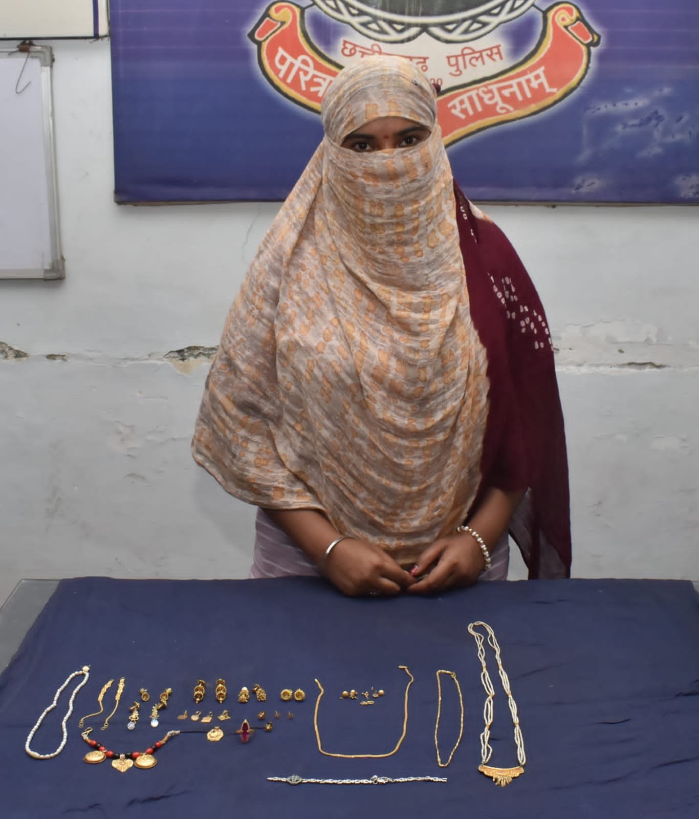 भिलाई में बेटी ने घर से की करीब 7 तोले सोने के आभूषणों की चोरी भिलाई में बेटी ने घर से की करीब 7 तोले सोने के आभूषणों की चोरी