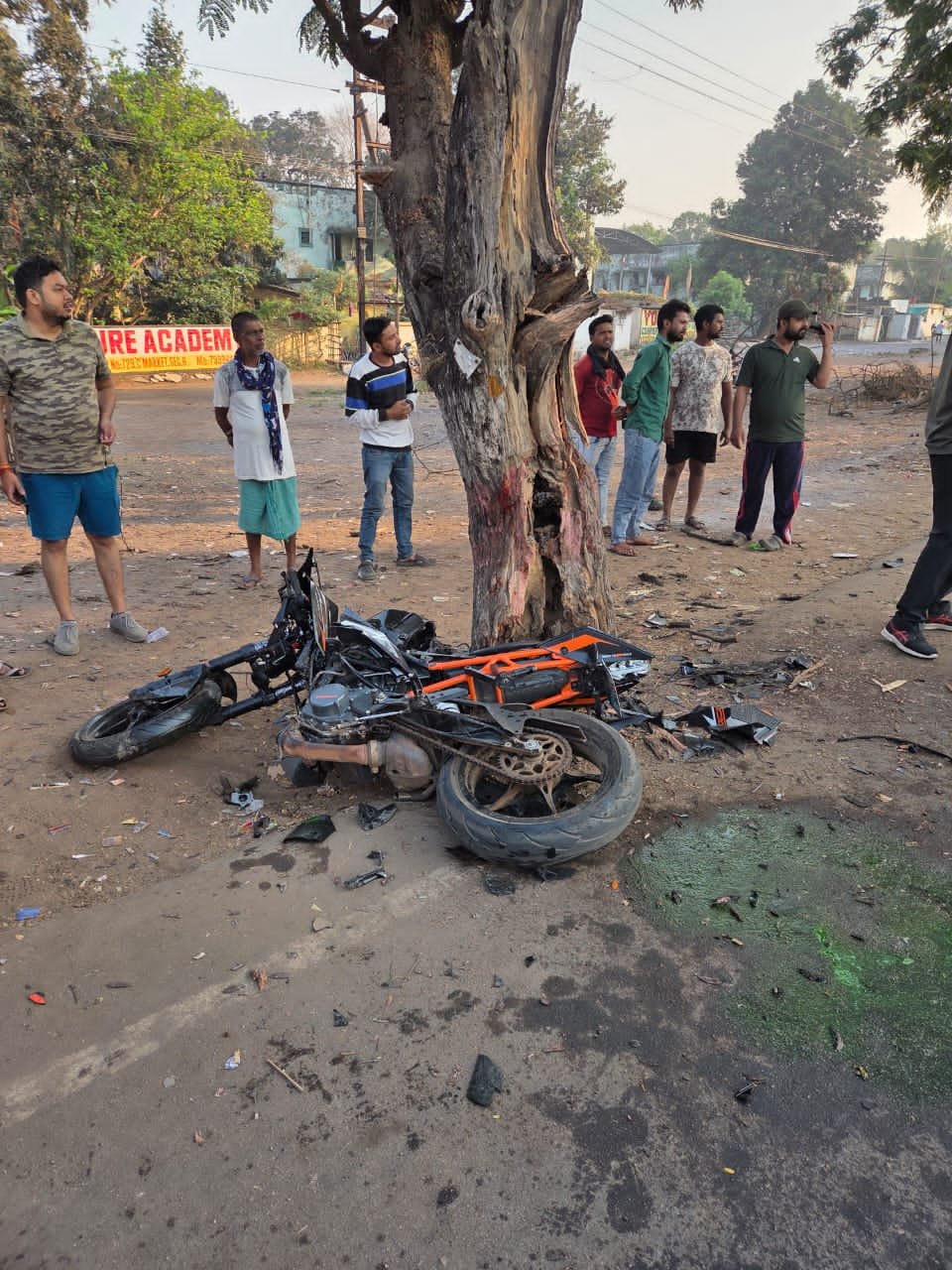 BHILAI BREAKING :- तेज रफ्तार केटीएम बाइक टकराई पेड़ से, दो किशोर घायल