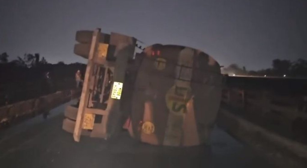 खारून नदी पुल पर टैंकर पलटा, एनएच-53 पर लगा लंबा जाम; ट्रैफिक डायवर्ट