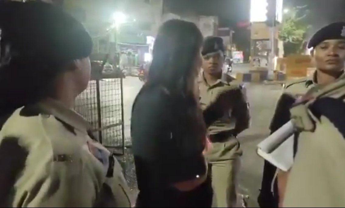 CG में नशे में युवती का हाई-वोल्टेज ड्रामा, पुलिस से बदसलूकी; जवानों ने दिखाया धैर्य CG में नशे में युवती का हाई-वोल्टेज ड्रामा, पुलिस से बदसलूकी; जवानों ने दिखाया धैर्य
