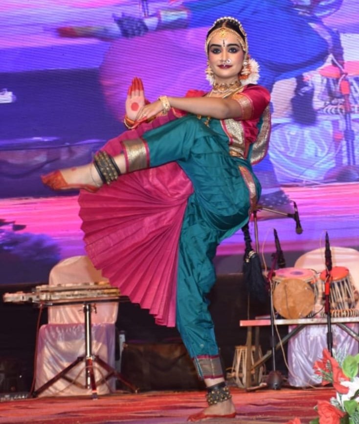 भोरमदेव महोत्सव में छाई भिलाई की बेटी आद्या पांडे, भरतनाट्यम प्रस्तुति से दर्शक हुए मंत्रमुग्ध भोरमदेव महोत्सव में छाई भिलाई की बेटी आद्या पांडे, भरतनाट्यम प्रस्तुति से दर्शक हुए मंत्रमुग्ध