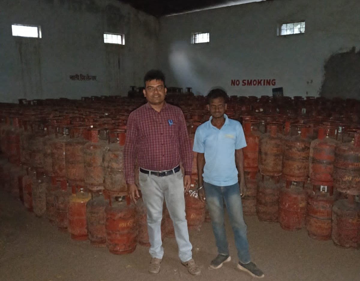 दुर्ग में खाद्य विभाग का गोल्डन भारत गैस एजेंसी पद्मनाभपुर पर छापा दुर्ग में खाद्य विभाग का गोल्डन भारत गैस एजेंसी पद्मनाभपुर पर छापा