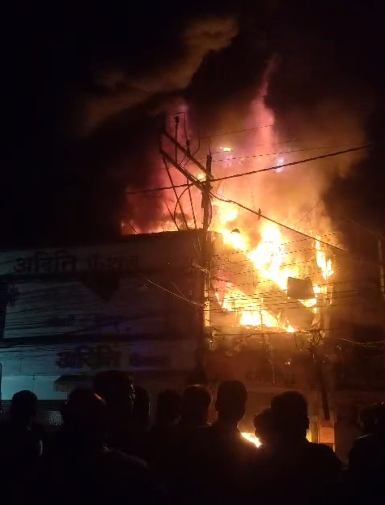 दुर्ग के इंदिरा मार्केट में भीषण आग: 4 घंटे की मशक्कत के बाद काबू, बड़ा हादसा टला दुर्ग के इंदिरा मार्केट में भीषण आग: 4 घंटे की मशक्कत के बाद काबू, बड़ा हादसा टला