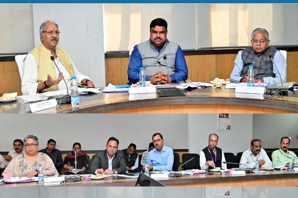 छत्तीसगढ़ में अधिवक्ताओं के लिए बड़ी सौगात: 5 लाख तक चिकित्सा बीमा, पेंशन और आर्थिक सहायता पर अहम फैसले छत्तीसगढ़ में अधिवक्ताओं के लिए बड़ी सौगात: 5 लाख तक चिकित्सा बीमा, पेंशन और आर्थिक सहायता पर अहम फैसले
