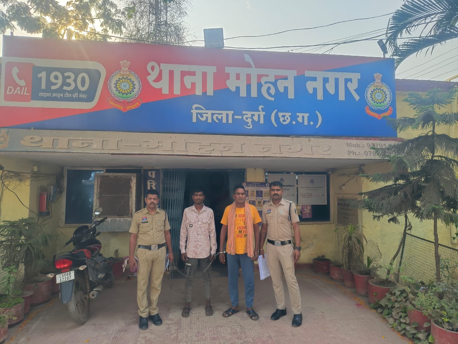 दुर्ग में नशे पर पुलिस का वार: प्रतिबंधित दवाइयों के साथ 2 आरोपी गिरफ्तार दुर्ग में नशे पर पुलिस का वार: प्रतिबंधित दवाइयों के साथ 2 आरोपी गिरफ्तार