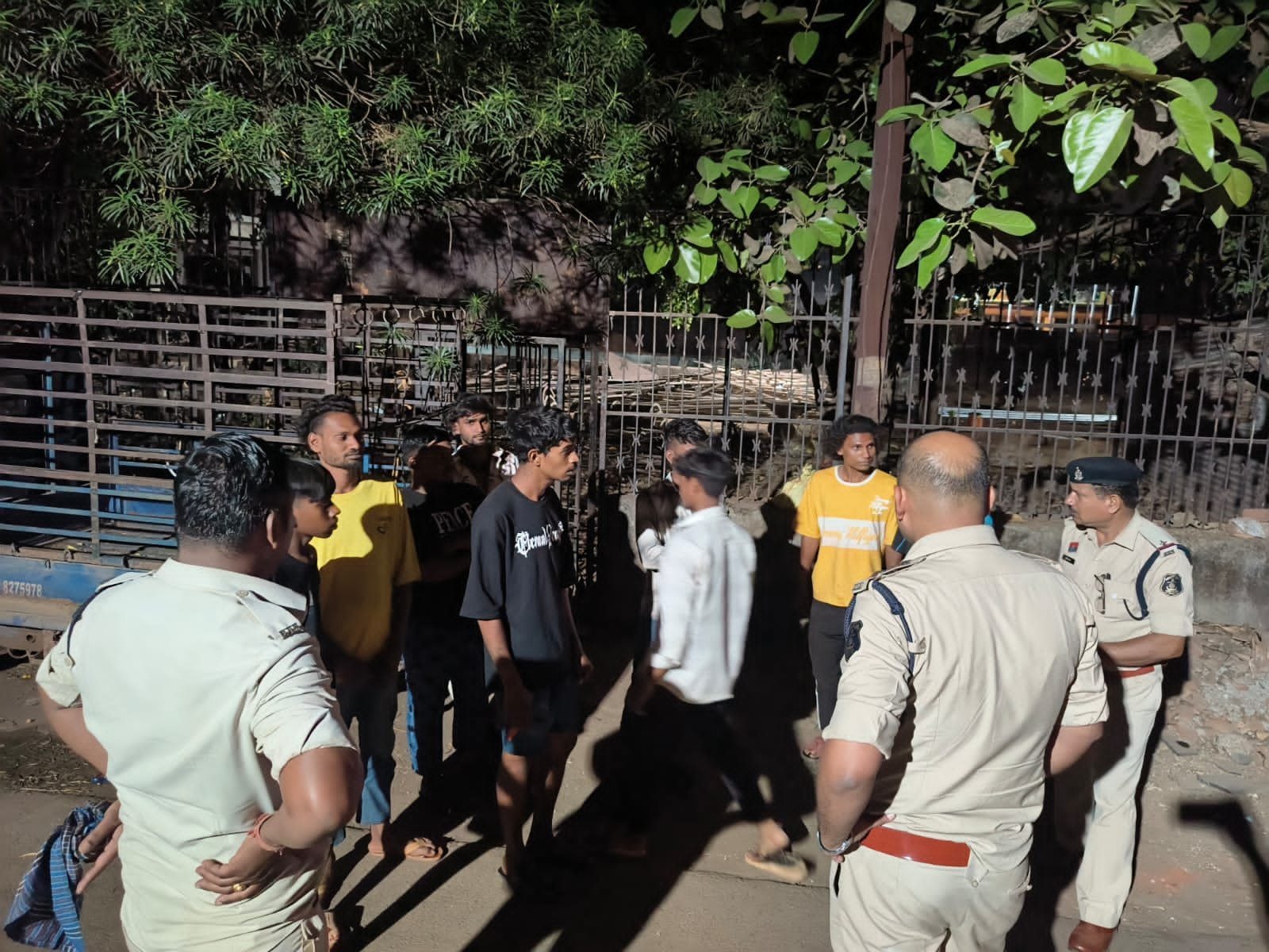 दुर्ग में रातभर चला पुलिस का सघन अभियान, 46 स्थानों पर कार्यवाही दुर्ग में रातभर चला पुलिस का सघन अभियान, 46 स्थानों पर कार्यवाही