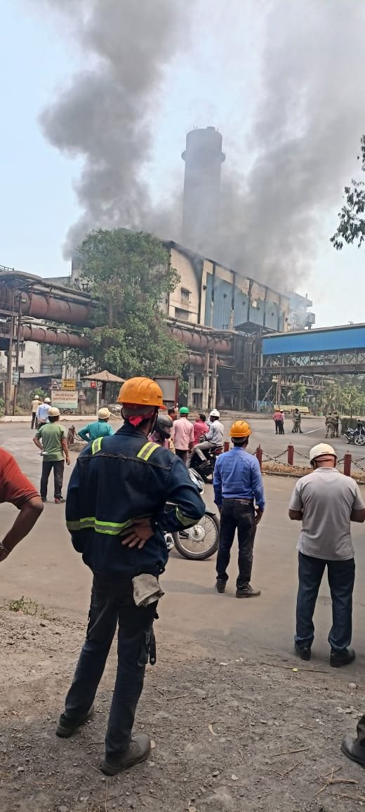 भिलाई इस्पात संयंत्र के पावर प्लांट में भीषण आग, अफरा-तफरी का माहौल भिलाई इस्पात संयंत्र के पावर प्लांट में भीषण आग, अफरा-तफरी का माहौल